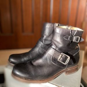 Women Frye Veronica 6” shortie boots. Black